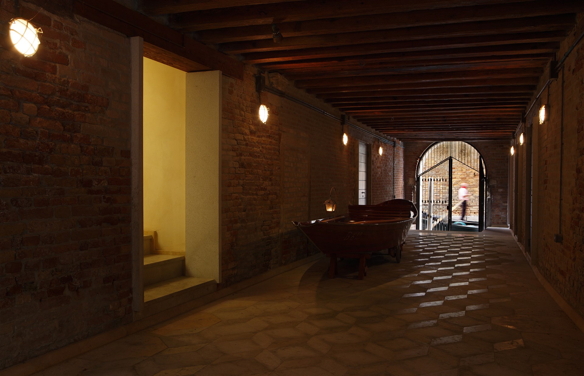 15-The-Palace-has-been-fully-restored-and-has-a-spaciuos-LIFT.-This-is-the-entrance-hall-at-the-end-you-can-see-the-private-water-entrance
