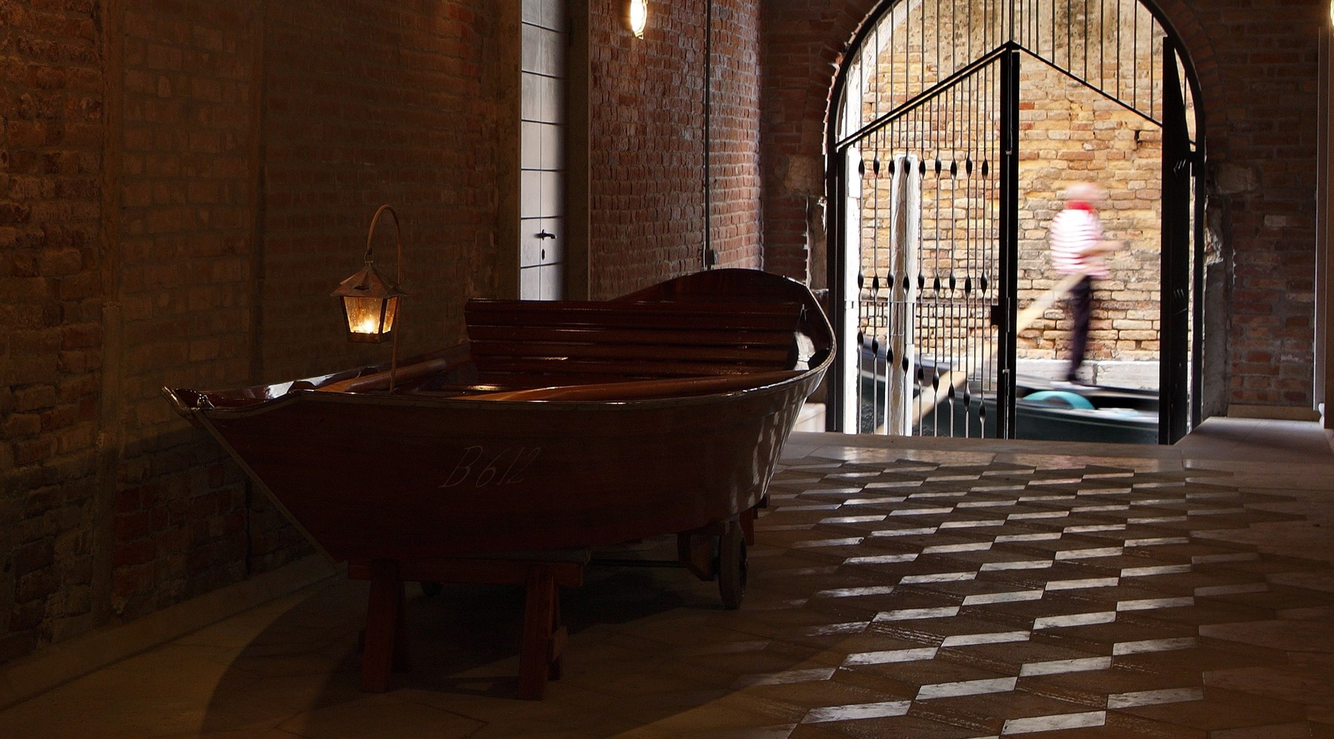 19-The-traditional-Venetian-Mascareta-in-the-entrance